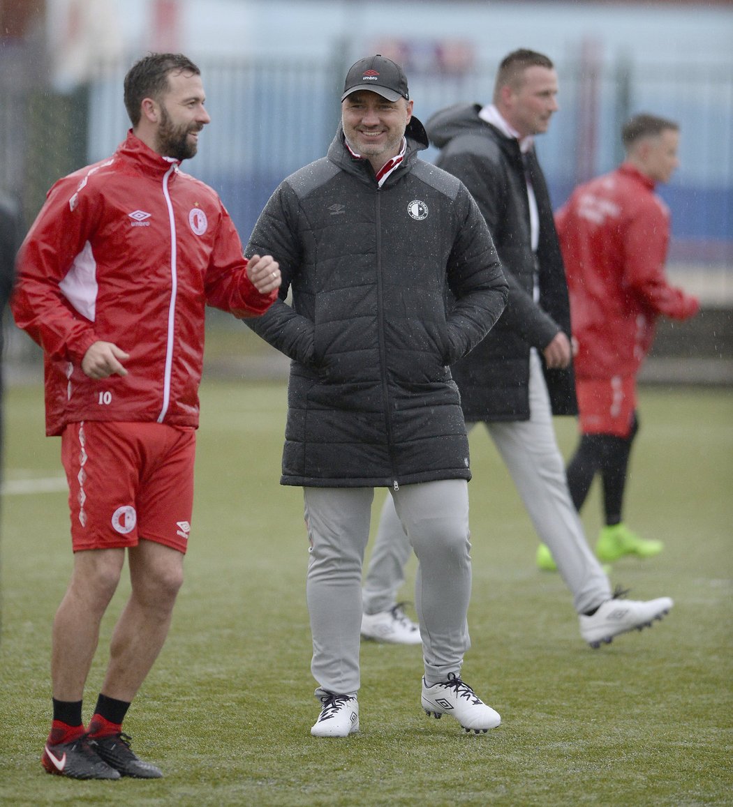 Trenér Slavie Jindřich Trpišovský se při tréninku bavil se záložníkem Josefem Hušbauerem