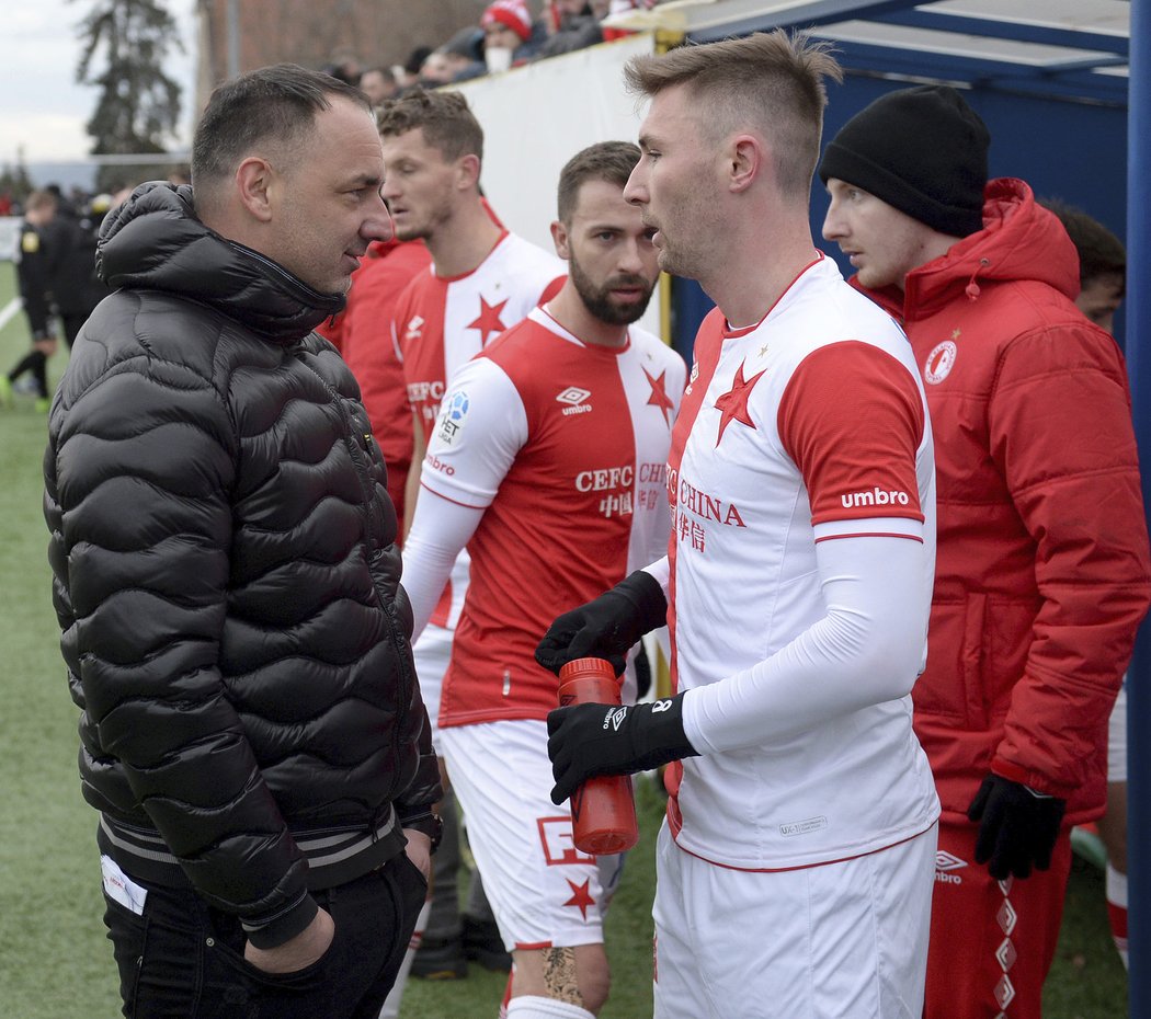 Trenér Slavie Jindřich Trpišovský se baví se záložníkem Jaromírem Zmrhalem