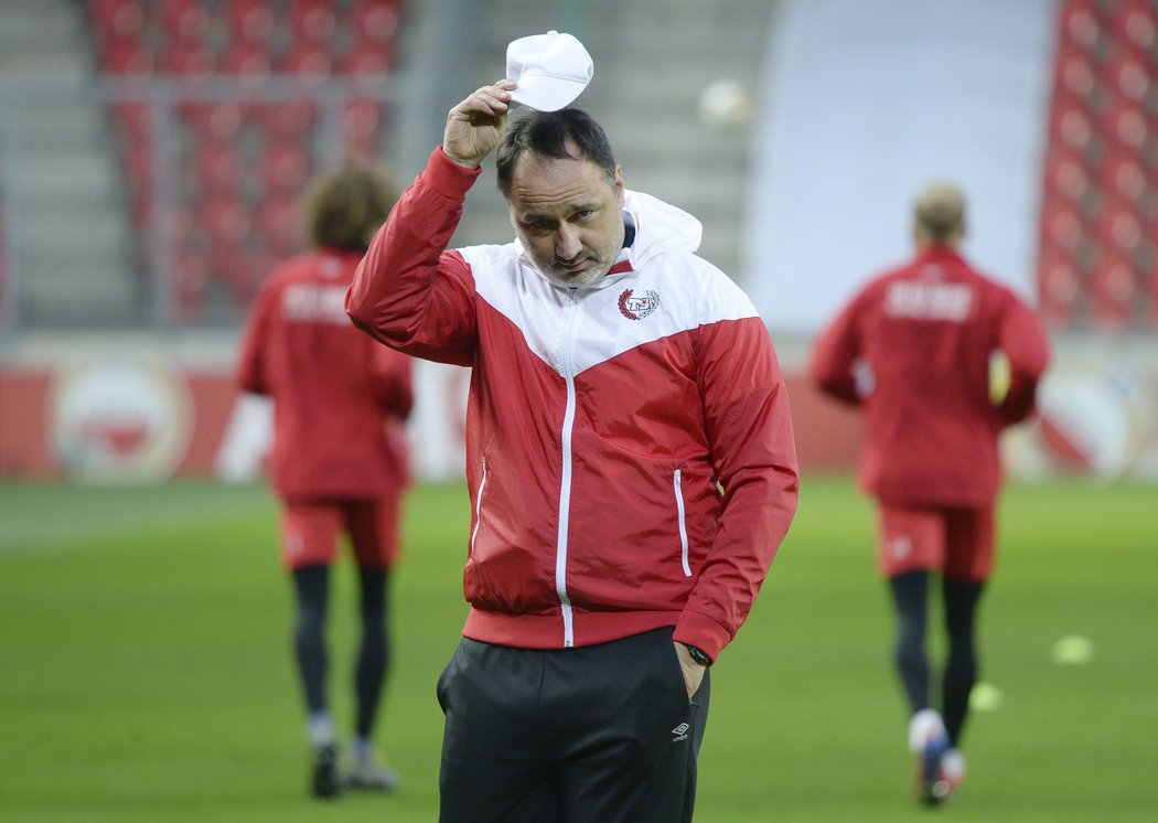 Trenér Jindřich Trpišovský při tréninku Slavie