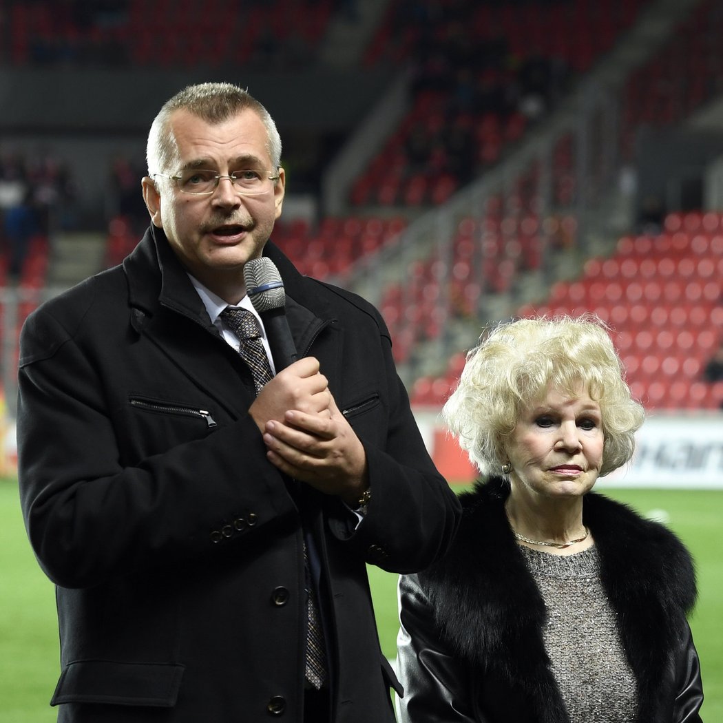 Slavia před utkáním Evropské ligy s Villarrealem pojmenovala jižní tribunu svého stadionu v Edenu po brankáři Františku Pláničkovi. Na snímku šéf klubu Jaroslav Tvrdík a dcera Františka Pláničky Dana Lukešová. 