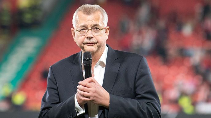Jaroslav Tvrdík hovoří k fanouškům v Edenu po skandálním závěru derby se Spartou Jaroslav Tvrdík hovoří k fanouškům v Edenu po skandálním závěru derby se Spartou