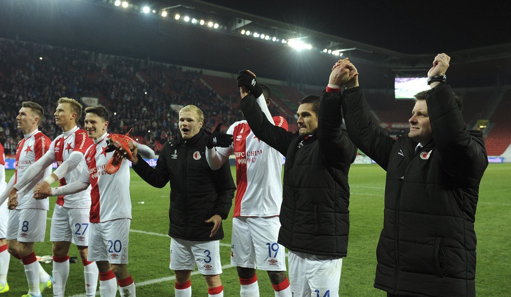 Do děkovačky po výhře Slavie nad Brnem se zapojil i trenér Dušan Uhrin