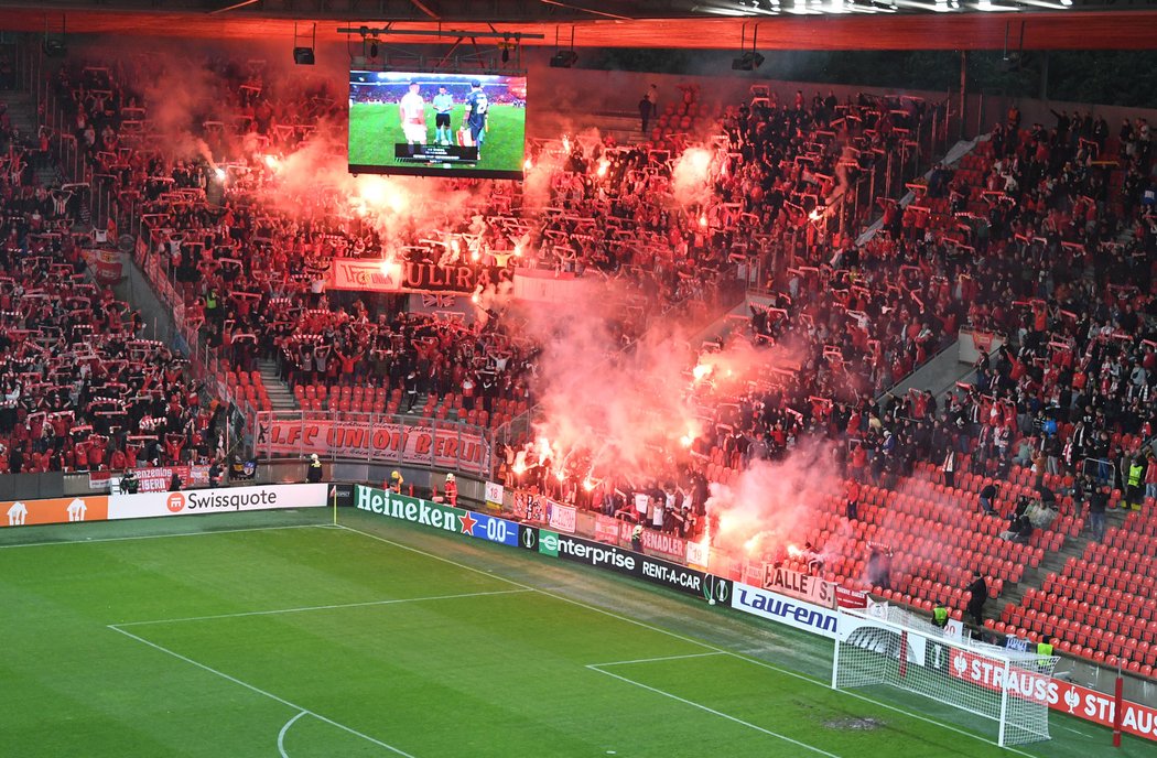 Fanoušci Unionu Berlín v Edenu při utkání Konferenční ligy