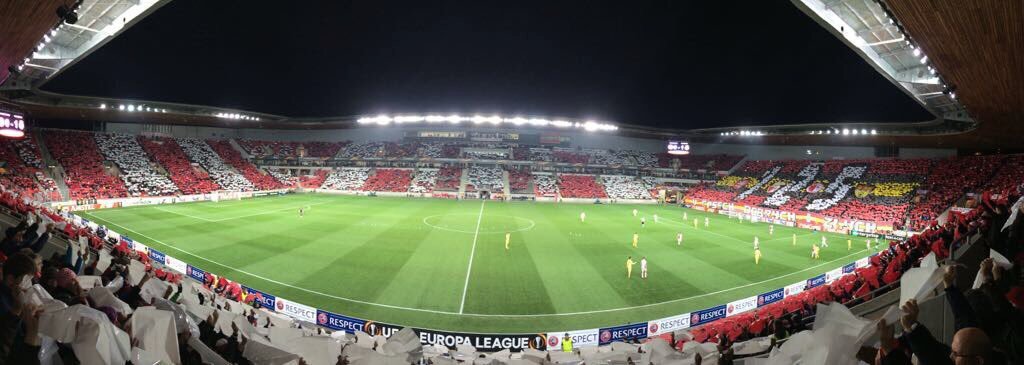 Pohled na choreografii ke 125. výročí založení Slavie, do níž se zapojil celý stadion