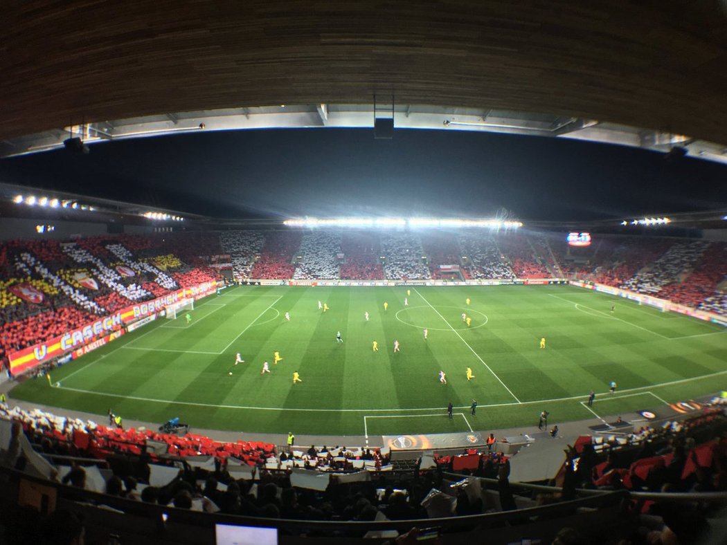 Pohled na choreografii ke 125. výročí založení Slavie, do níž se zapojil celý stadion