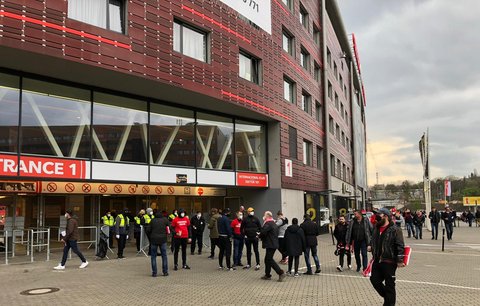 Stadion Slavie před výkopem utkání s Plzní. Do Edenu mířili pouze diváci.