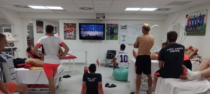 Fotbalisté Slavie sledovali los play off Ligy mistrů v masérně na stadionu v Edenu