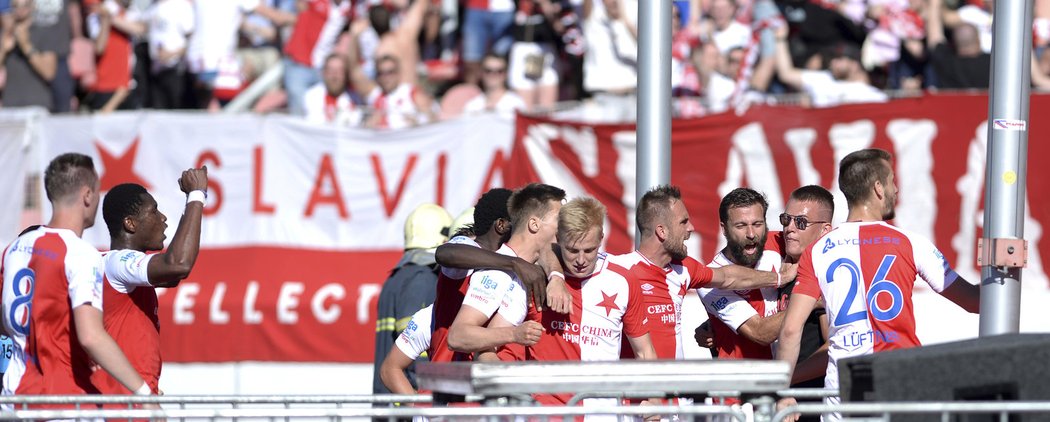 Fotbalisté Slavie slaví úvodní branku utkání