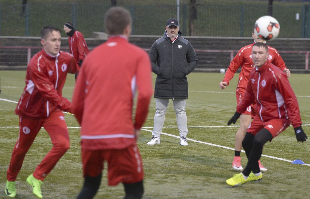 Trenér Jindřich Trpišovský pozorně sledujte trénink Slavie