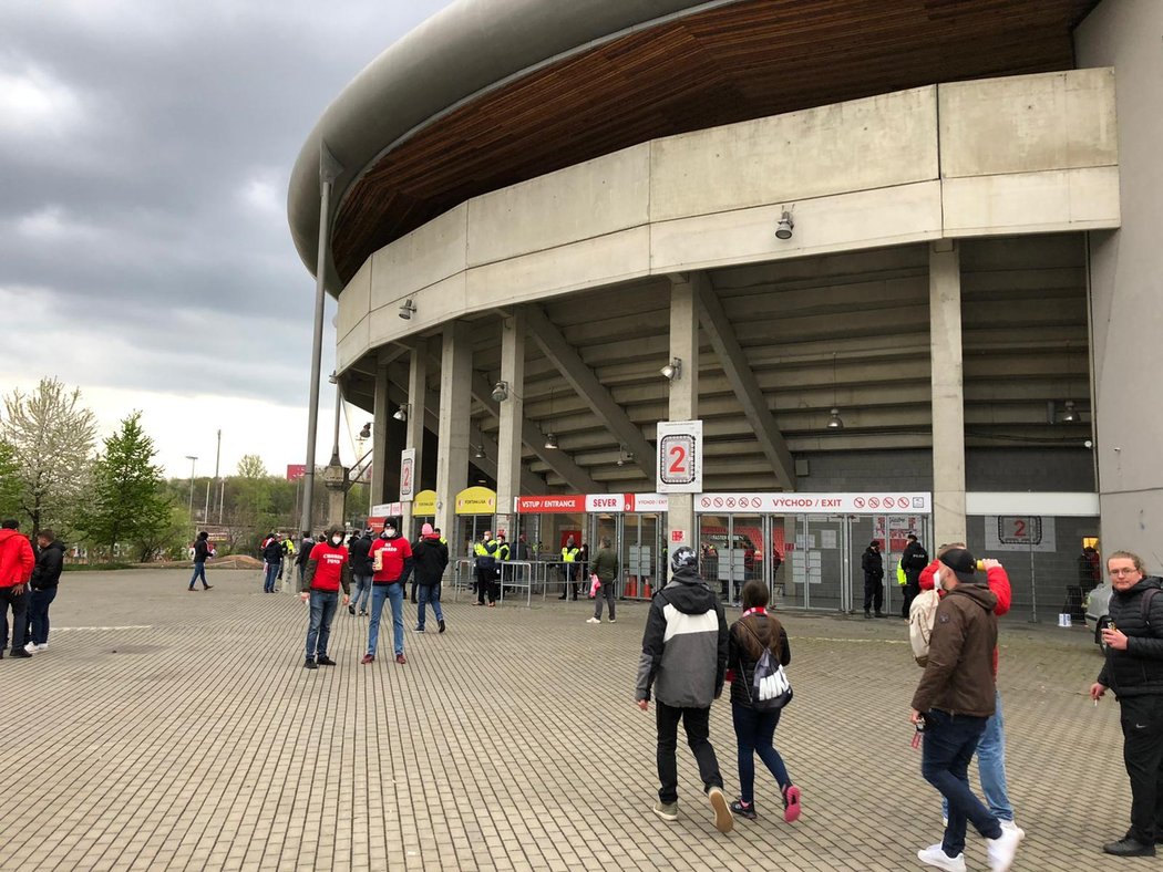 Stadion Slavie před výkopem utkání s Plzní. Do Edenu mířili pouze diváci.