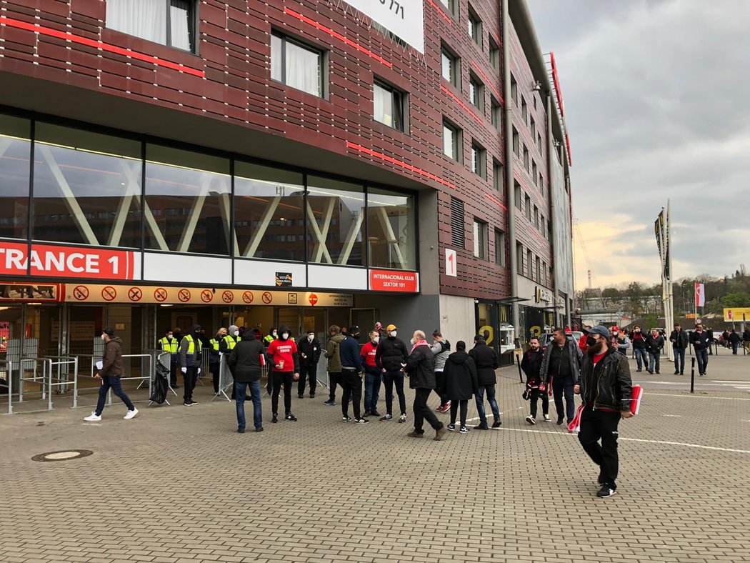 Stadion Slavie před výkopem utkání s Plzní. Do Edenu mířili pouze diváci.