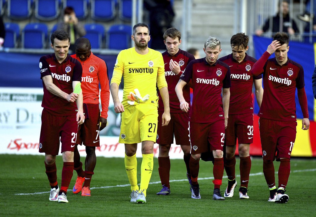 Smutní fotbalisté Sparty odcházejí z hřiště po prohře na Slovácku