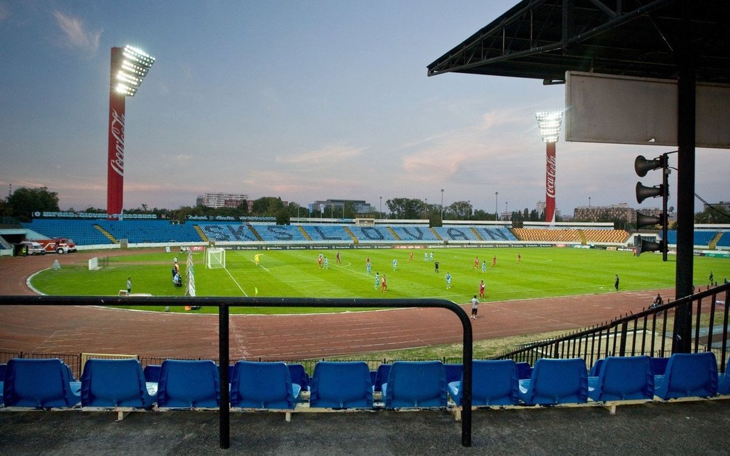 Stadion Slovanu Bratislava zeje při ligových zápasech prázdnotou