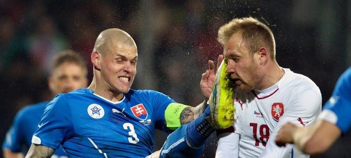 Takhle ostrý souboj mezi českými fotbalisty a Slováky na EURO 2016 fanoušci pravděpodobně neuvidí...