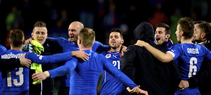 Radost po konci zápasu. Slováci oslavují vítězství 1:0 nad českými fotbalisty.