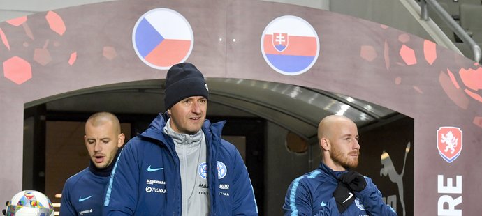 Záložník Miroslav Stoch (vpravo) přichází na trénink slovenské reprezentace v Praze