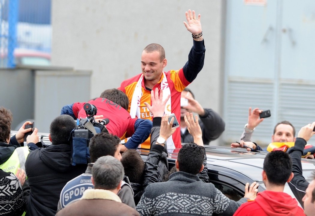 Fanoušci Galasaraye vítají Wesleyho Sneijdera po příletu do turecké metropole