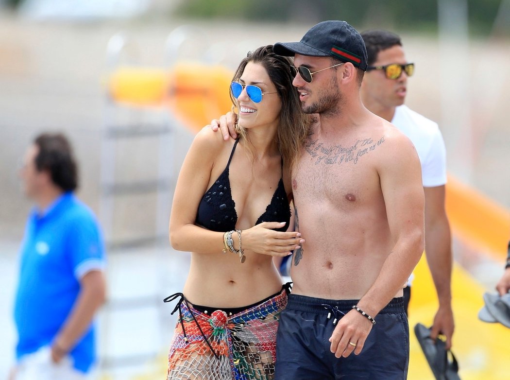 Wesley Sneijder a Yolanthe Cabau společně na pláži