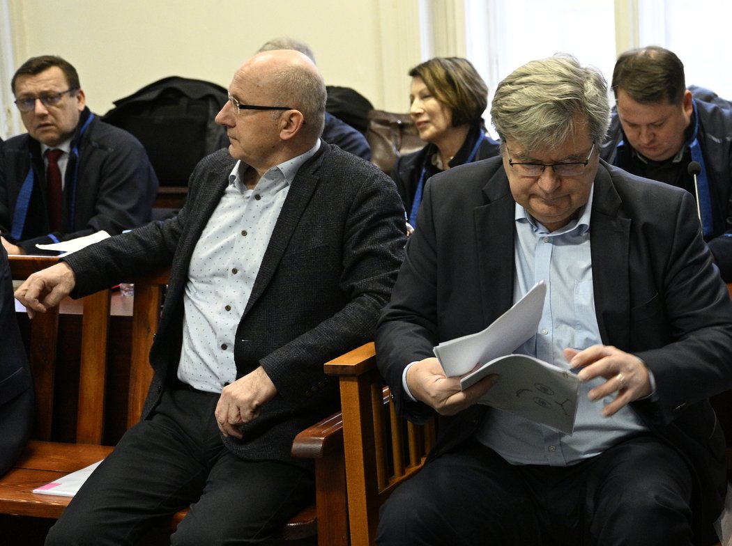Předseda České unie sportu Miroslav Jansta (vpravo) u soudu