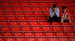 Smutní fanoušci Southamptonu po prohře s Fulhamem, která potvrdila sestup z Premier League