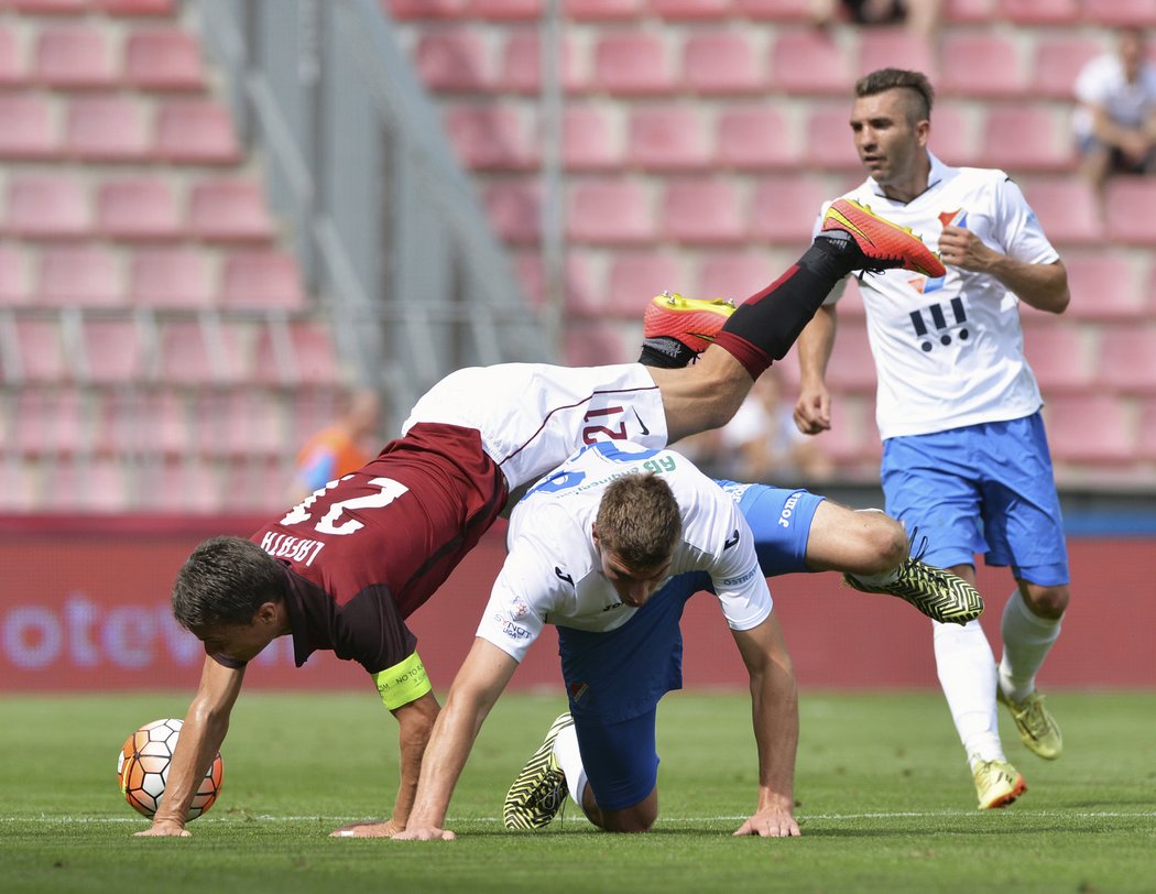 Baníkovský důraz. Kapitán Sparty David Lafata v souboji s Martinem Kouřilem.