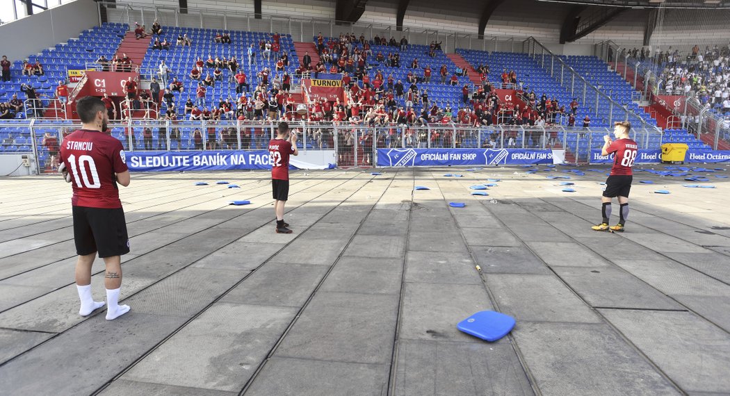 Fotbalisté Sparty u kotle svých fanoušků v Ostravě. Z něj předtím létaly na plochu sedačky.