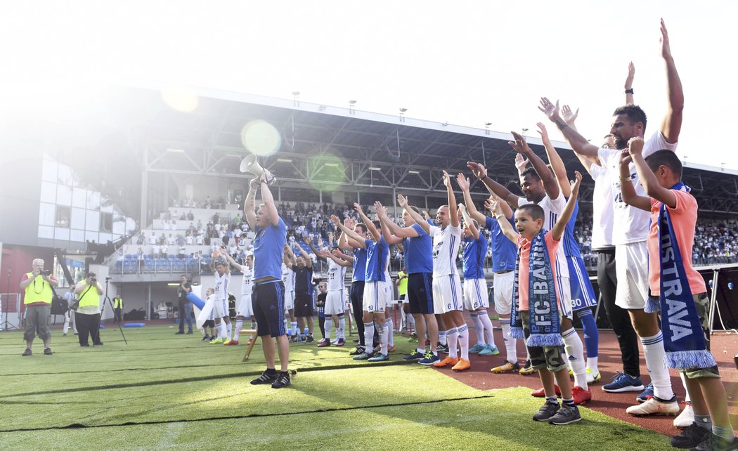 Děkovačka fotbalistů Baníku po vítězství nad Spartou