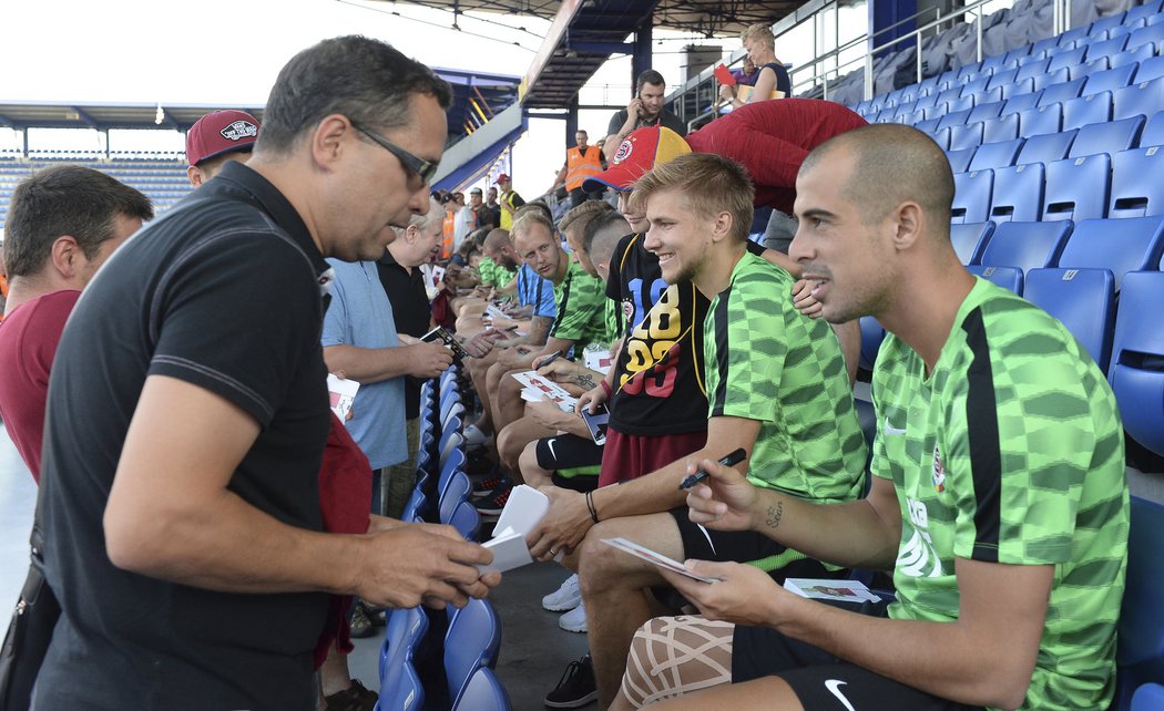 Tal Ben Chaim se podepisuje sparťanským fanouškům při autogramiádě na Letné