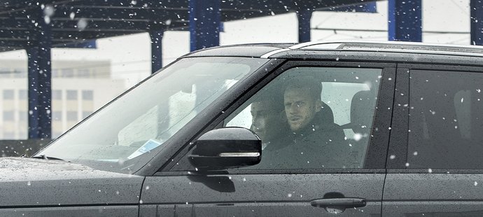 Pavel Hapal přijíždí na stadion Sparty, auto řídí asistent Radoslav Kováč