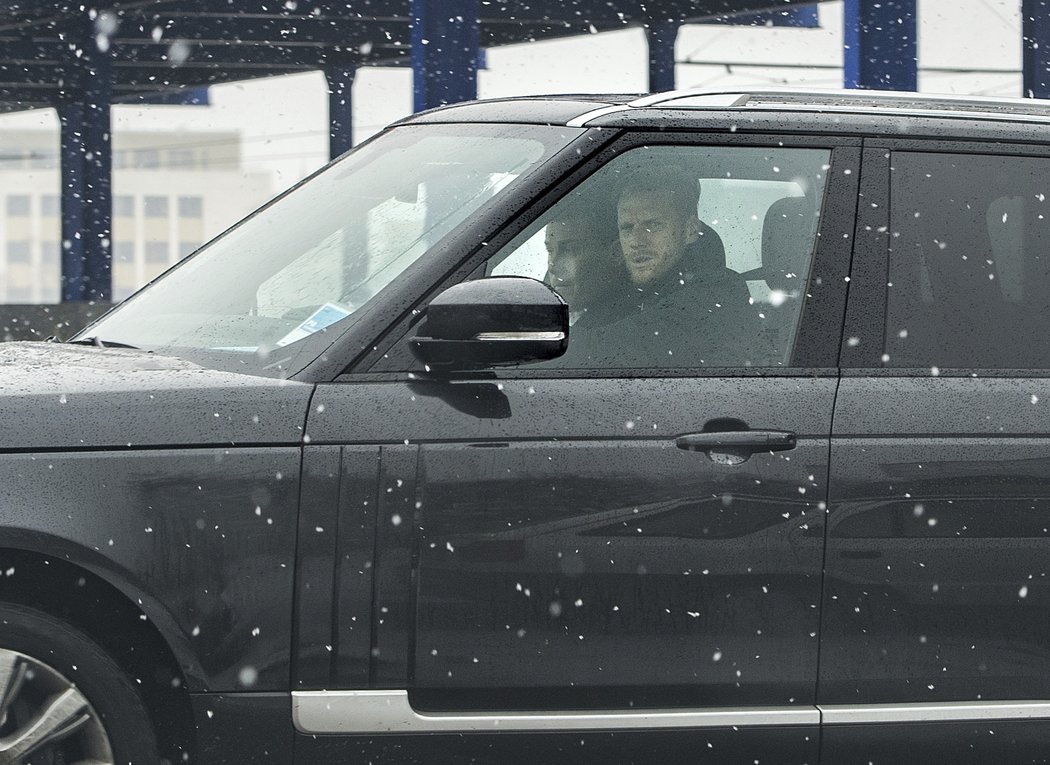 Pavel Hapal přijíždí na stadion Sparty, auto řídí asistent Radoslav Kováč