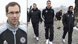 Chelsea na procházce před zápasem: Čech vyvedl spoluhráče na Karlův most