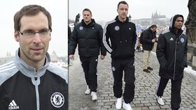 Fotbalisté Chelsea vyrazili před zápasem se Spartou na Karlův most. Vyvedl je gólman Petr Čech.