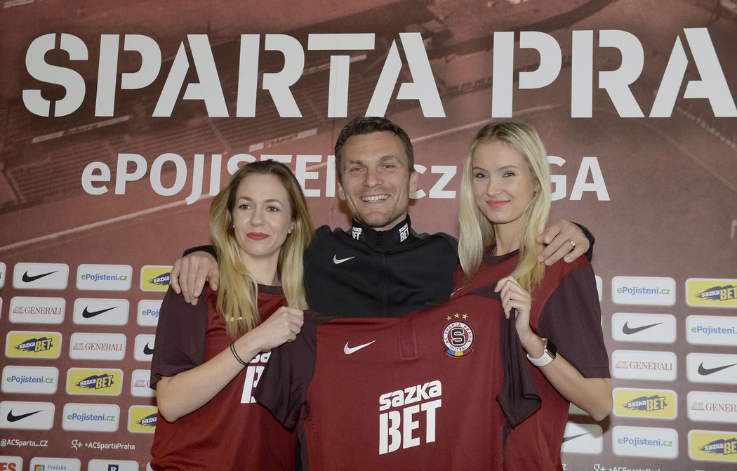 Útočník David Lafata s hosteskami představuje dres Sparty s logem nového partnera Sazka Bet