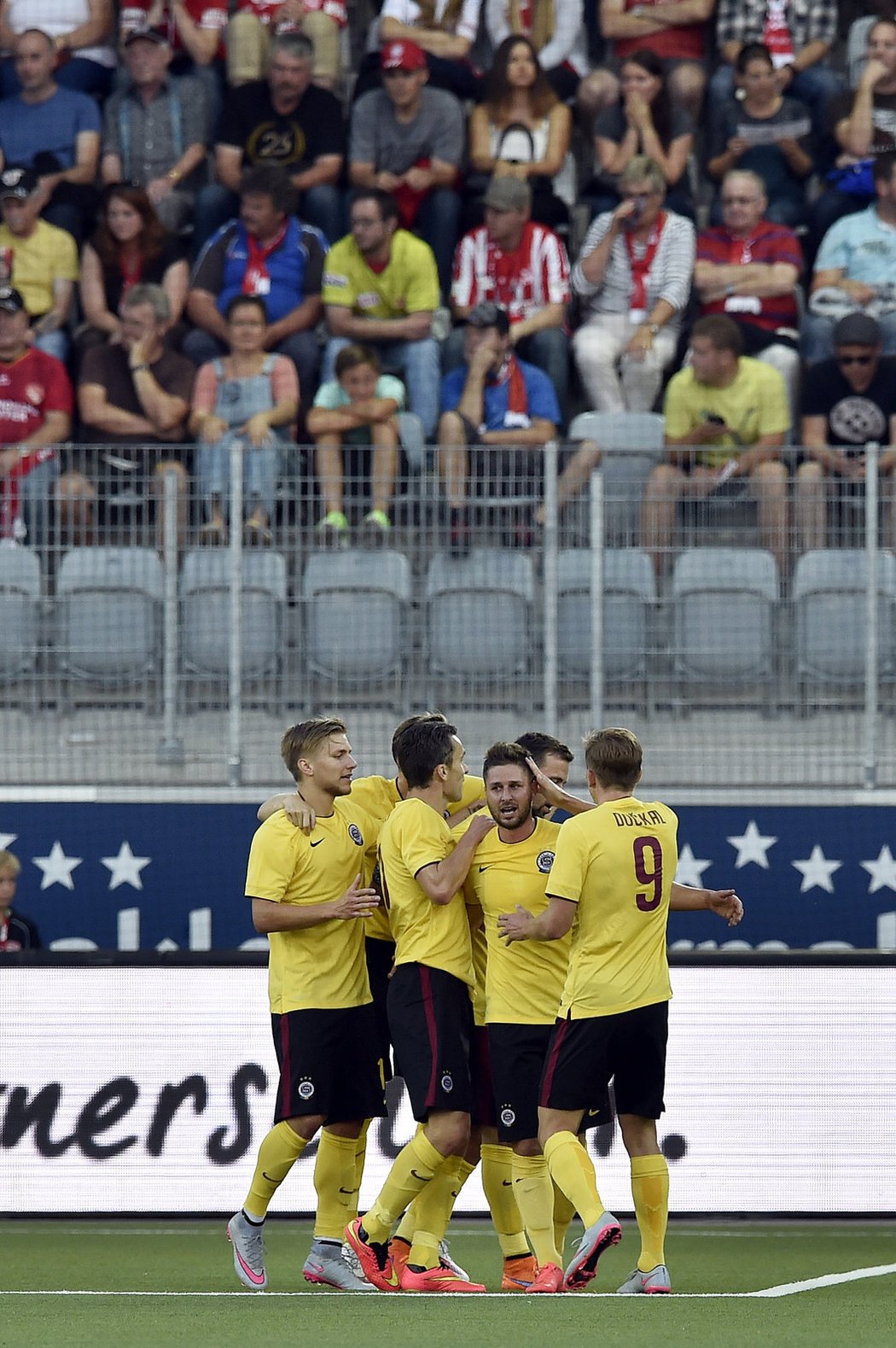 Thun - Sparta (3:3). Žluté dresy, černé trenýrky, žluté štulpny.