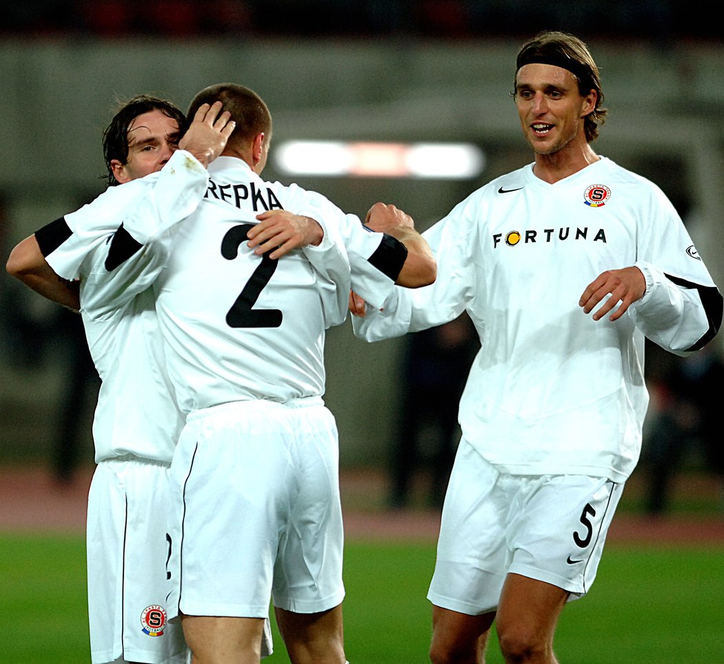 V Poháru UEFA se raduje s Tomášem Řepkou a Karolem Kiselem z gólu do sítě Austrie Vídeň
