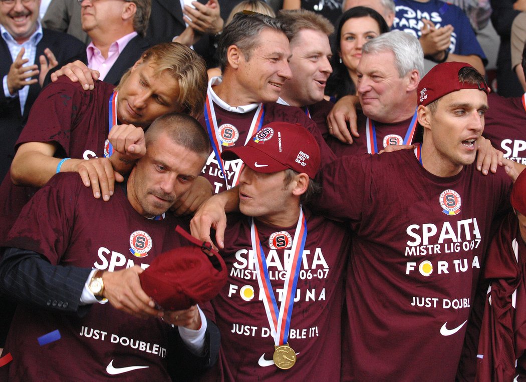 Oslavy titulu na Letné v roce 2007. Václav Drobný v objetí s Miroslavem Matušovičem a Tomášem Řepkou.