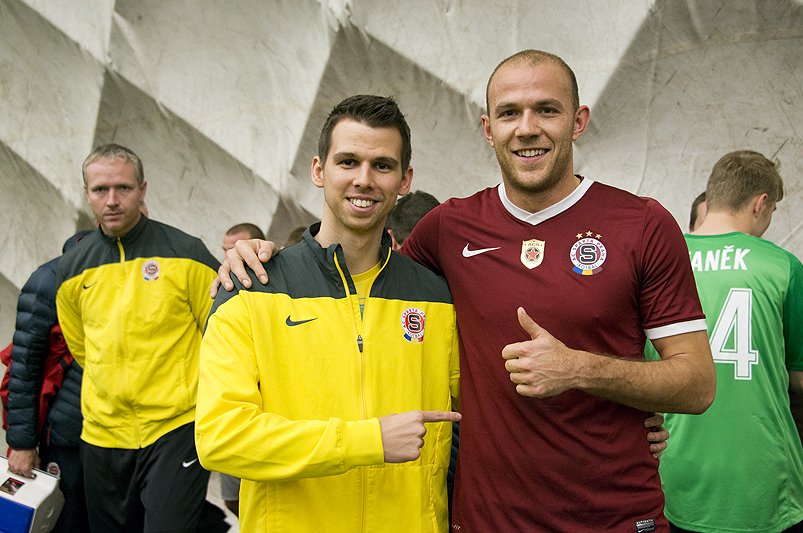 Matej Paluš se po zápase vyfotil s útočníkem Romanem Bednářem