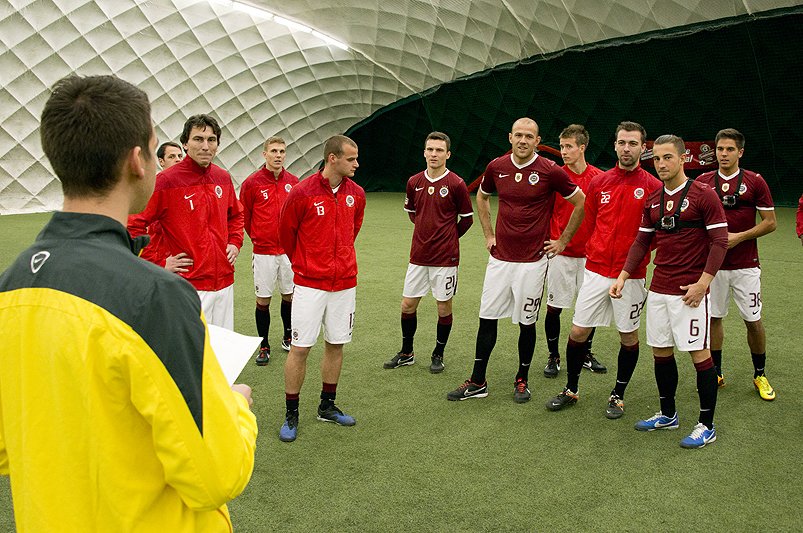 Matej Paluš vysvětluje fotbalistům Sparty svoje pokyny