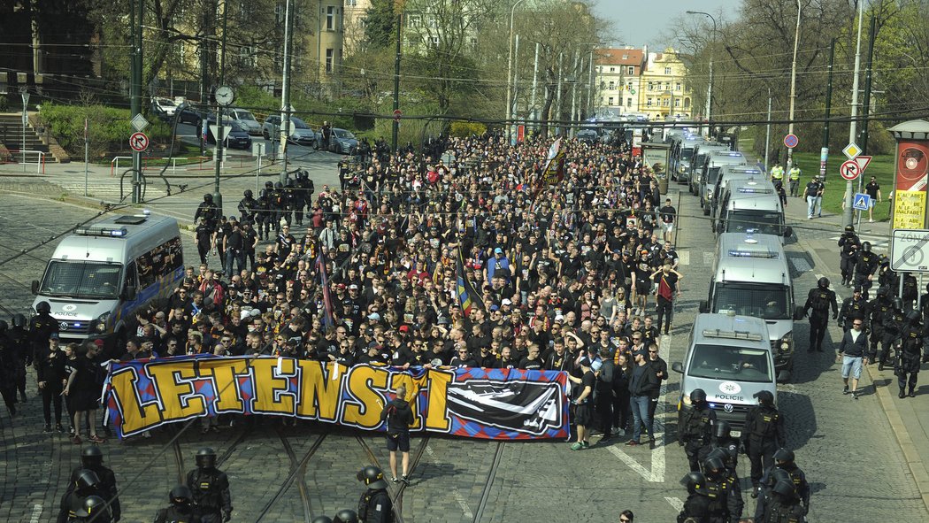 Do průvodu fanoušků Sparty se podle odhadů zapojilo až 500 lidí