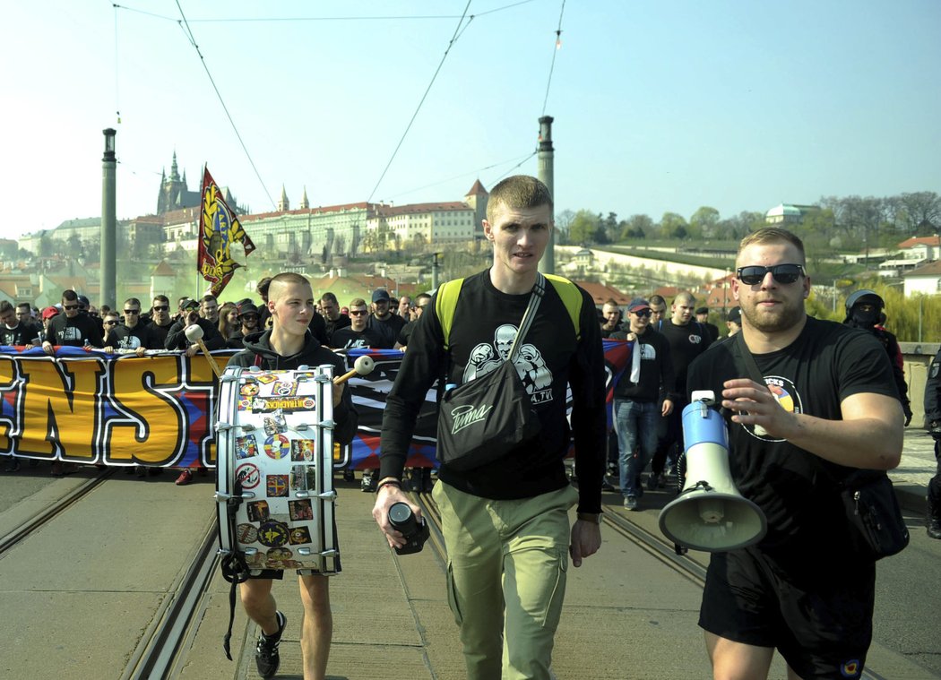 Průvod fanoušků Sparty prošel před derby se Slavií centrem Prahy