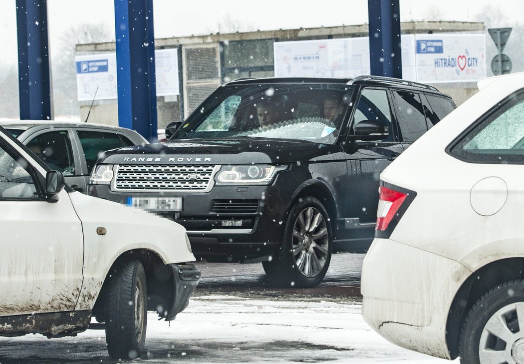 Pavel Hapal už je na Letné. Na stadion Sparty ho přivezl asistent Radoslav Kováč.