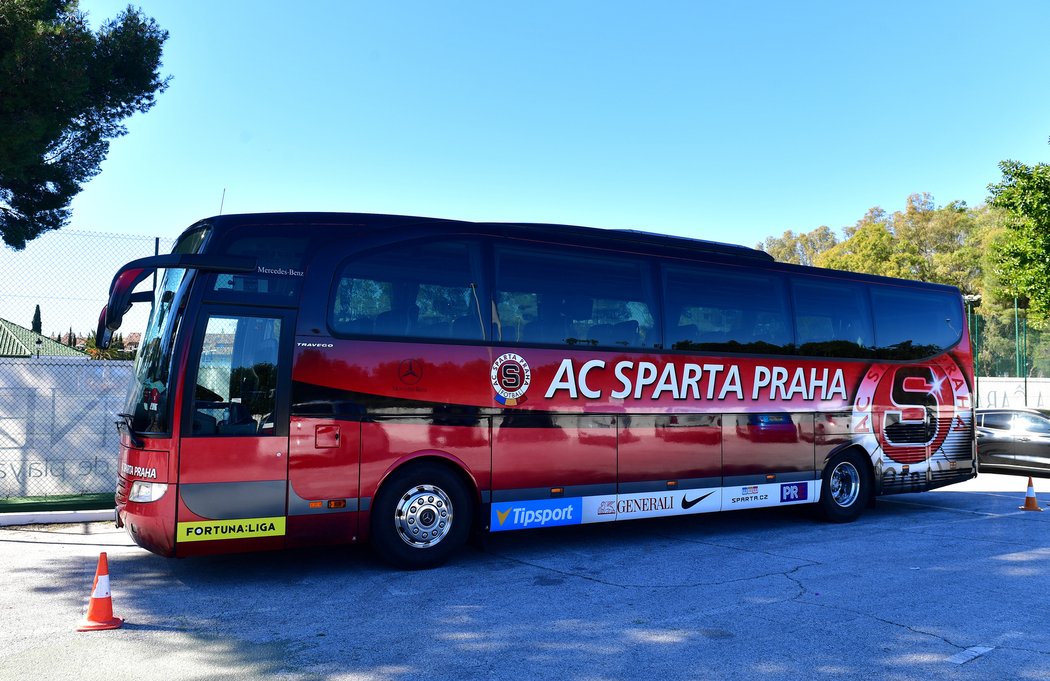 Fotbalisté Sparty mají ve Španělsku k dispozici i svůj vlastní autobus