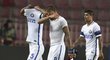 Zklamaní fotbalisté Interu Milán odcházejí ze hřiště po porážce od Sparty