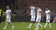 Zklamaní fotbalisté Interu Milán odcházejí ze hřiště po porážce od Sparty