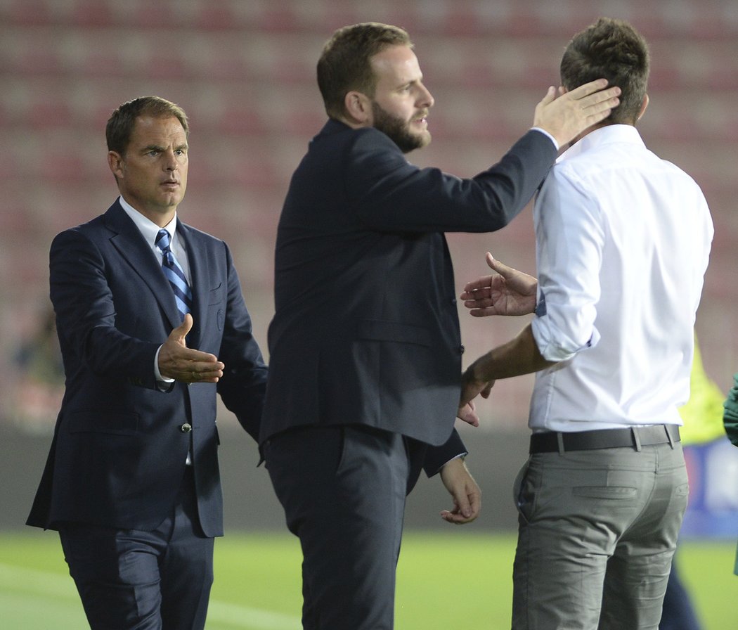 Davidu Holoubkovi přišel pogratulovat Frank de Boer, trenér Interu Milán