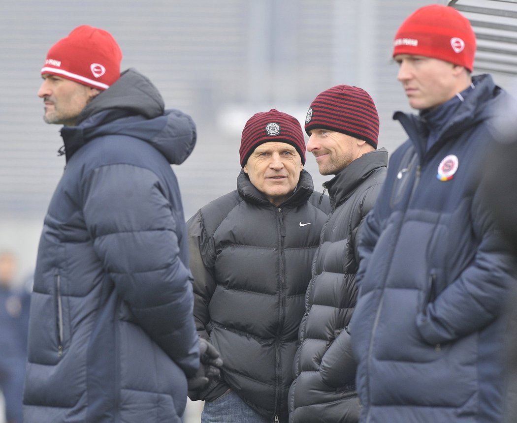 S Jaroslavem Hřebíkem se setkal Václav Jílek při působení ve Spartě. Na snímku jsou spolu s trenéry Pavlem Srníčkem a Martinem Haškem.