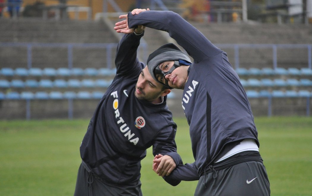 Při tréninku používá Václav Kadlec speciální ochrannou masku