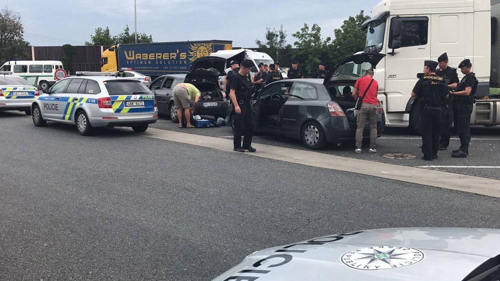 Policisté kontrolují přijíždějící auta ze Srbska do Prahy.