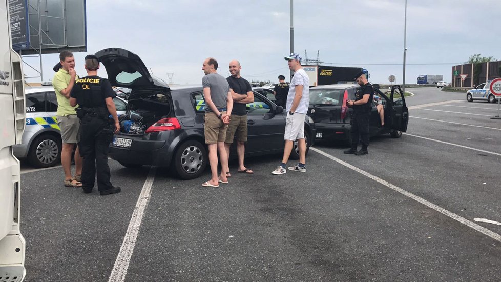Policisté kontrolují přijíždějící auta ze Srbska do Prahy.