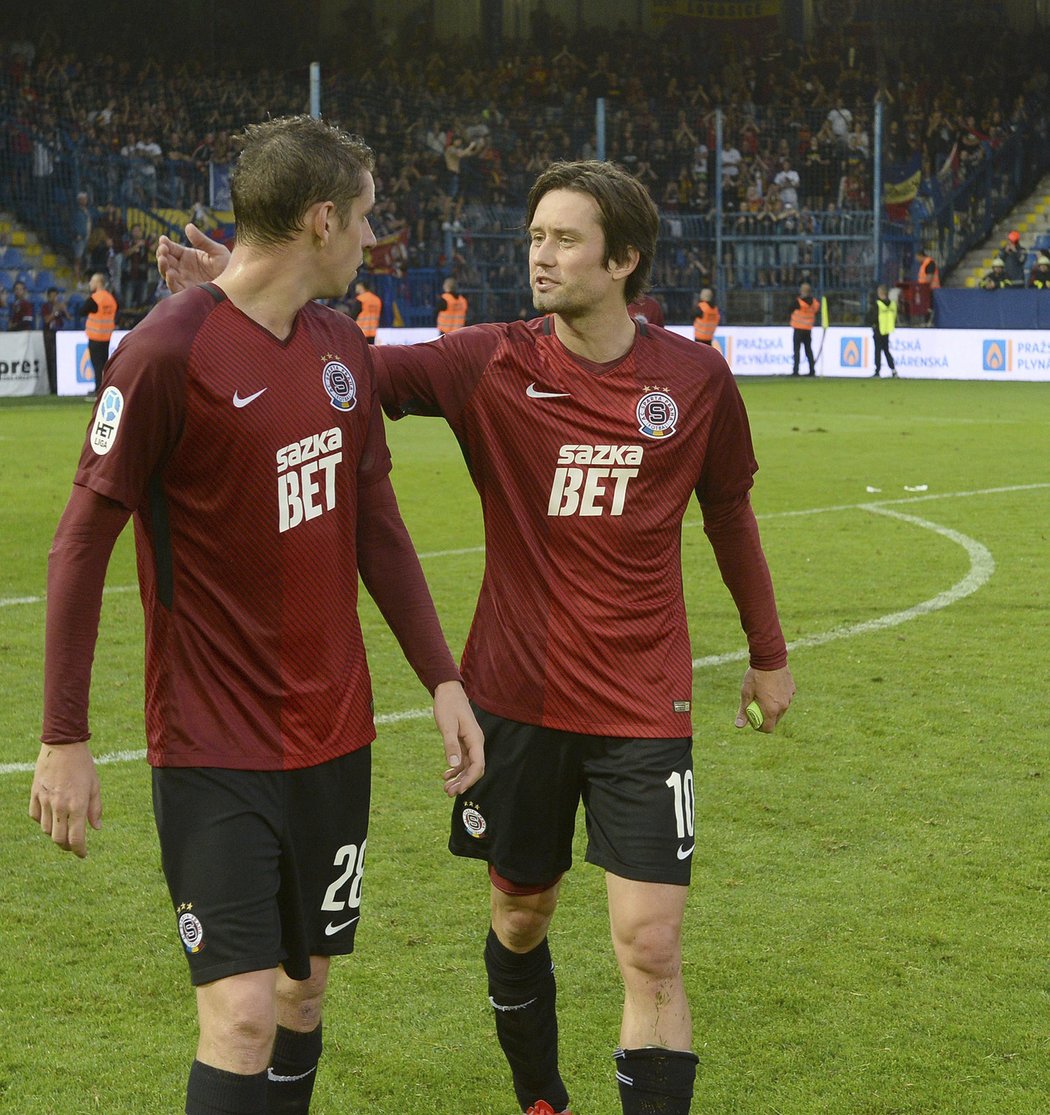 Ondřej Zahustel a Tomáš Rosický se baví po remíze Sparty v Liberci